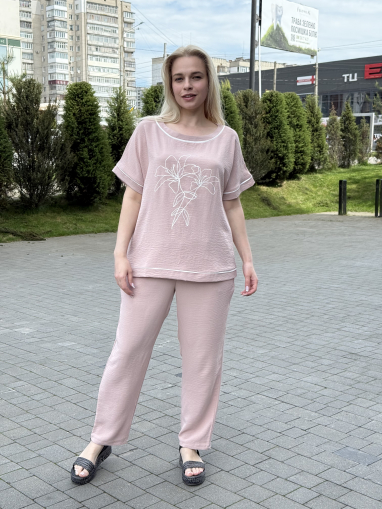 Літній жіночий костюм